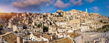 İtalya 'nın güneyindeki Basilicata' da güzel bir sonbahar gününde antik Matera (Sassi di Matera) kasabasının panoramik manzarası. Matera köyünün göz kamaştırıcı manzarası. Matera kayalık bir çıkıntı üzerinde bir şehirdir..