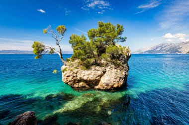 Hırvatistan 'ın Dalmaçya kıyısındaki Brela kentinin Kamen Brela sembolü. Kamen Brela, Makarska Riviera, Dalmaçya, Hırvatistan 'daki küçük ünlü ada.