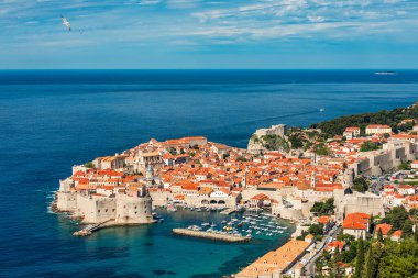 Hırvatistan 'ın güneyinde, Adriyatik Denizi, Avrupa' ya bakan bir kent. Hırvatistan 'ın ünlü Dubrovnik kentinin eski şehir merkezi. Dubrovnik eski kasabası (ortaçağ Ragusa) ve Dalmaçya Sahili manzarası.