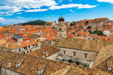 Hırvatistan 'ın güneyinde, Adriyatik Denizi, Avrupa' ya bakan bir kent. Hırvatistan 'ın ünlü Dubrovnik kentinin eski şehir merkezi. Dubrovnik eski kasabası (ortaçağ Ragusa) ve Dalmaçya Sahili manzarası.