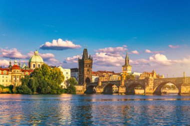 Prag'ın eski şehri. Çek Cumhuriyeti nehir Vltava üzerinde Charles Köprüsü silueti üzerinde. Kırmızı çatılı Prag panorama manzara manzarası. Petrin Tepesi'nden Prag manzarası, Prag, Çekya.