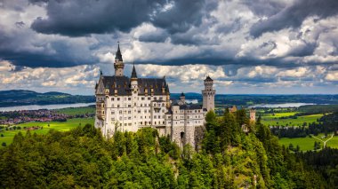 Fussen, Bavyera, Almanya yakınlarındaki manzaralı Neuschwanstein Şatosu. Hohenschwangau, Almanya 'daki Neuschwanstein Kalesi. 
