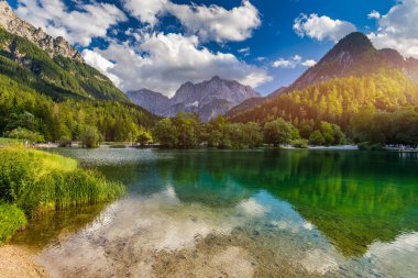 Slovenya Alpleri 'nin harika doğa manzarası. Jasna Gölü 'ndeki inanılmaz yaz manzarası. Triglav Ulusal Parkı. Kranjska Gora, Slovenya. Slovenya Krajsnka Gora 'da Jasna Dağı. 