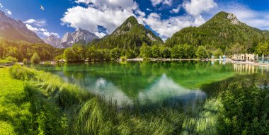 Güzel dağları olan Jasna Gölü. Triglav Ulusal Parkı 'ndaki doğa manzarası. Yeri, Triglav Ulusal Parkı. Kranjska Gora, Slovenya, Avrupa. Slovenya Krajsnka Gora 'da Jasna Dağı. 