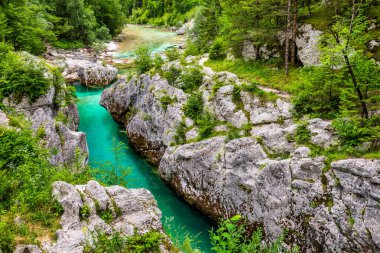 Slovenya Alplerinde Soca Nehri vadisi gibi. Great Soca Gorge (Velika korita Soce), Triglav Ulusal Parkı, Slovenya. Soca Nehri 'nin büyük kanyonu, Bovec, Slovenya. Triglav Ulusal Parkı 'ndaki Soca Vadisi.