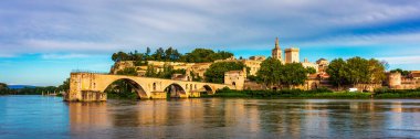 Avignon 'un ünlü köprüsü Saint-Benezet' in güzel manzarası, Avignon, Fransa 'daki Rhone Nehri boyunca ortaçağ mimarisi. Güney Fransa, Avignon 'daki Pont Saint Benezet ve Papalık Sarayı.