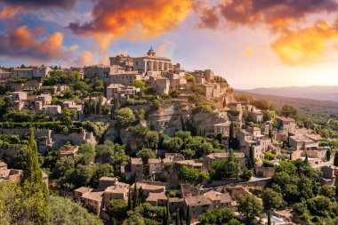 Gordes 'a bakın, Provence, Fransa' da tipik bir kasaba. Provence 'deki Gordes' un büyüleyici tepedeki köyünü keşfedin. Antik tepe köyü Gordes, Provence, Fransa.
