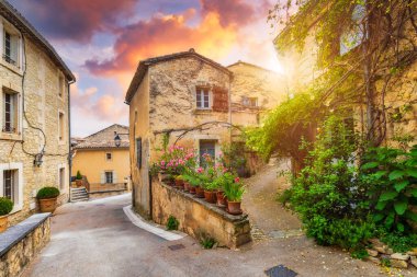 Bir yaz günü Provence 'deki Menerbes köyü, Fransa, Luberon, Vaucluse. Menerbes köyü, köy ve Luberon dağları aynı zamanda Fransa 'nın en güzel köyü olarak adlandırılır..