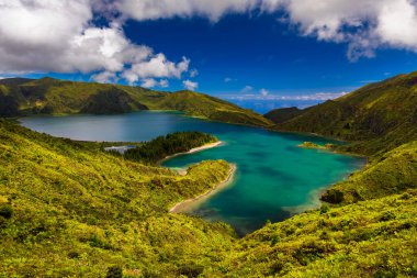 Portekiz Sao Miguel Adası 'ndaki Lagoa do Fogo Gölü' nün güzel panoramik manzarası. So Miguel Adası, Azores 'de 