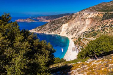 İkonik turkuaz ve safir körfez ve Myrtos, Kefalonia (Cephalonia) adasının hava aracı görüntüsü, İyonya, Yunanistan. Myrtos Sahili, Kefalonia Adası, Yunanistan. Myrtos plajının güzel manzarası.