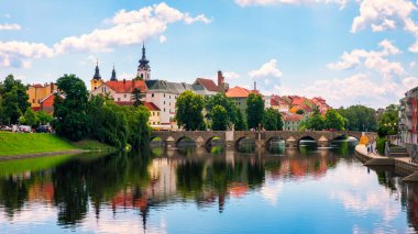 Orta Çağ Pisek Kasabası ve Çek Cumhuriyeti 'nin Güney Bohemya bölgesindeki Otava nehri üzerindeki tarihi taş köprü. Pisek Stone Köprüsü, Çek Cumhuriyeti 'nin en eski korunmuş erken dönem Gotik köprüsü..