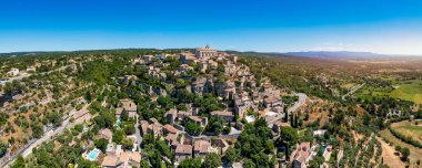 Gordes 'a bakın, Provence, Fransa' da tipik bir kasaba. Güneşli bir günde Provence 'deki Gordes' in büyüleyici tepedeki köyünü keşfedin. Antik tepe köyü Gordes, Provence, Fransa.