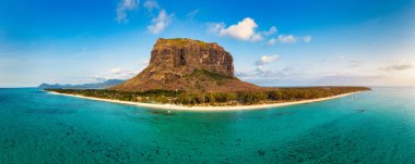 Mauriutius 'taki Le Morne Brabant' ın hava manzarası. Le Morne dağı ve Mauritius 'taki lüks plajlı tropik kristal okyanus. Palmiye ağaçları, beyaz kumlar ve lüks tatil beldeleri olan Le Morne plajı, Mauritius..