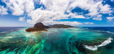Mauritius Adası manzarası ve ünlü Le Morne Brabant dağı, güzel mavi göl ve su altı şelalesi. Le Morne Brabant Yarımadası ve Sualtı Şelalesi, Mauritius.