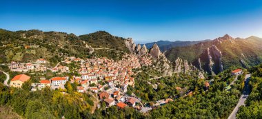 İtalya 'nın Basilicata kentindeki Potenza ili Castelmezzano' nun pitoresk köyü. İtalya 'nın orta çağ şehri Castelmazzano' nun şehir manzarası. Apennines 'teki Castelmezzano köyü Dolomiti Lucane.