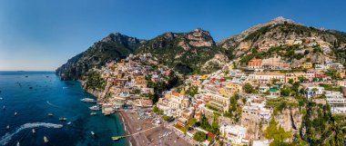 Positano 'nun Campania, İtalya' daki Amalfi Sahili 'ndeki rahat plaj ve mavi deniz manzarası. Amalfi kıyısındaki Positano köyü, Salerno, Campania. Güzel Positano, Campania 'daki Amalfi Sahili.
