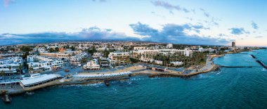 Kıbrıs 'taki Paphos kasabasının manzarası. Paphos, adanın antik tarih ve kültürünün merkezi olarak bilinir. Kıbrıs Rum Kesimi 'nin Paphos Limanı' ndaki toprak seti manzarası.