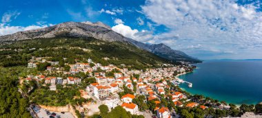 Hırvatistan, Makarska Riviera 'da güzel Brela. Adriyatik Denizi, turkuaz, temiz su ve beyaz kumla. Hırvatistan 'ın Makarska Riviera, Dalmaçya bölgesindeki Brela kasabası ve liman manzarası.