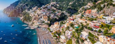 Positano 'nun Campania, İtalya' daki Amalfi Sahili 'ndeki rahat plaj ve mavi deniz manzarası. Amalfi kıyısındaki Positano köyü, Salerno, Campania. Güzel Positano, Campania 'daki Amalfi Sahili.
