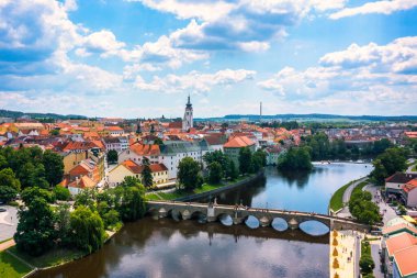 Orta Çağ Pisek Kasabası ve Çek Cumhuriyeti 'nin Güney Bohemya bölgesindeki Otava nehri üzerindeki tarihi taş köprü. Pisek Stone Köprüsü, Çek Cumhuriyeti 'nin en eski korunmuş erken dönem Gotik köprüsü..