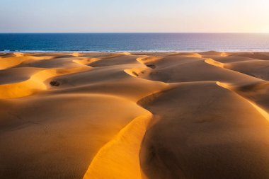 İspanya 'nın Kanarya Adaları, Gran Canaria' daki Maspaloma 'nın Doğal Rezervi manzarası. Gran Canaria, Kanarya Adaları 'ndaki Maspalom Kumulları' nın güzel manzarası, İspanya.