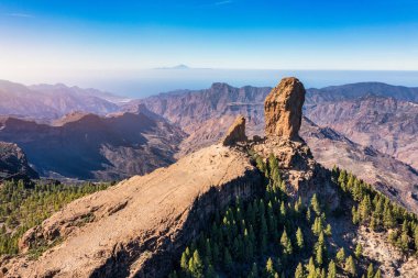 Roque Nublo ve Pico de Teide arka planda Gran Canaria Adası, İspanya. Roque Nublo kutsal dağının panoramik manzarası, Roque Nublo Kırsal Parkı, Gran Kanarya Adaları, İspanya.