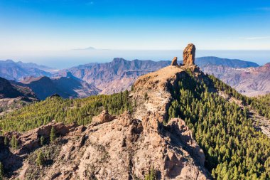 Roque Nublo ve Pico de Teide arka planda Gran Canaria Adası, İspanya. Roque Nublo kutsal dağının panoramik manzarası, Roque Nublo Kırsal Parkı, Gran Kanarya Adaları, İspanya.