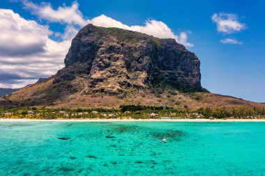 Mauriutius 'taki Le Morne Brabant' ın hava manzarası. Le Morne dağı ve Mauritius 'taki lüks plajlı tropik kristal okyanus. Palmiye ağaçları, beyaz kumlar ve lüks tatil beldeleri olan Le Morne plajı, Mauritius..