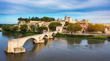 Avignon 'un ünlü köprüsü Saint-Benezet' in güzel manzarası, Avignon, Fransa 'daki Rhone Nehri boyunca ortaçağ mimarisi. Güney Fransa, Avignon 'daki Pont Saint Benezet ve Papalık Sarayı.