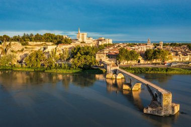 Avignon 'un ünlü köprüsü Saint-Benezet' in güzel manzarası, Avignon, Fransa 'daki Rhone Nehri boyunca ortaçağ mimarisi. Güney Fransa, Avignon 'daki Pont Saint Benezet ve Papalık Sarayı.