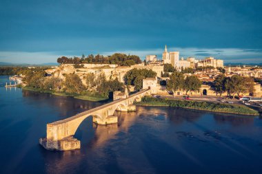 Avignon 'un ünlü köprüsü Saint-Benezet' in güzel manzarası, Avignon, Fransa 'daki Rhone Nehri boyunca ortaçağ mimarisi. Güney Fransa, Avignon 'daki Pont Saint Benezet ve Papalık Sarayı.