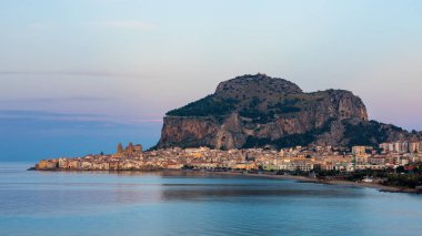 Cefalu, ortaçağ şehri Sicilya, Palermo, İtalya. Cefalu İtalya 'nın başkenti Palermo' da Sicilya 'nın Sicilya kıyısında yer alan bir şehirdir.. 