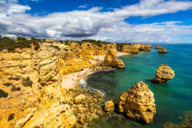 Praia da Marinha, Portekiz, Algarve 'deki güzel sahil Marinha. Deniz Sahili (Praia da Marinha), Algarve 'deki Lagoa Belediyesinin Atlantik kıyısında yer alan plajda uçan martılara sahiptir..