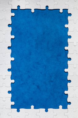 Beyaz bir yapbozdan yapılmış dikdörtgen şeklinde çerçeveleme. Çerçeve metin ve yapboz. Mavi arka plan üzerinde yapboz parçalarından yapılmış çerçeve.