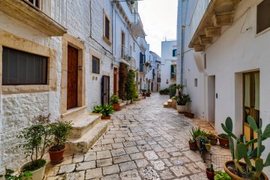 Locorotondo, Bari Eyaleti, Apulia (Puglia), İtalya 'da manzara. İtalya, Puglia 'da Locorotondo' da karakteristik sokaklar. Locorotondo, İtalya 'nın Apulia eyaletinde yer alan bir şehirdir..