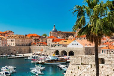 Hırvatistan 'ın güneyinde, Adriyatik Denizi, Avrupa' ya bakan bir kent. Hırvatistan 'ın ünlü Dubrovnik kentinin eski şehir merkezi. Dubrovnik eski kasabası (ortaçağ Ragusa) ve Dalmaçya Sahili manzarası.