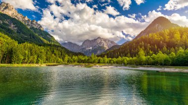 Slovenya Alpleri 'nin harika doğa manzarası. Jasna Gölü 'ndeki inanılmaz yaz manzarası. Triglav Ulusal Parkı. Kranjska Gora, Slovenya. Slovenya Krajsnka Gora 'da Jasna Dağı. 