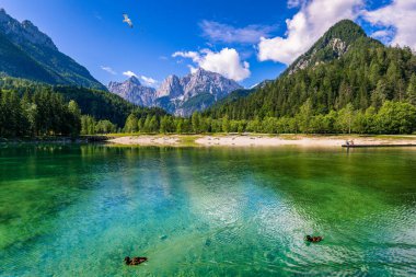 Güzel dağları olan Jasna Gölü. Triglav Ulusal Parkı 'ndaki doğa manzarası. Yeri, Triglav Ulusal Parkı. Kranjska Gora, Slovenya, Avrupa. Slovenya Krajsnka Gora 'da Jasna Dağı. 