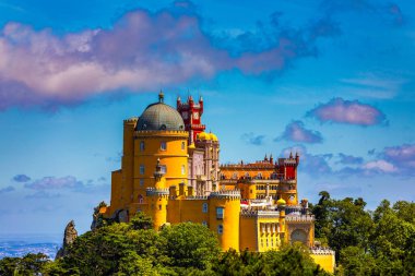 Sintra 'daki Pena Sarayı. Lizbon, Portekiz. Avrupa seyahatleri, Portekiz 'de tatiller. Pena Sarayı Panoramik Manzarası, Sintra, Portekiz. Pena Ulusal Sarayı, Sintra, Portekiz. 