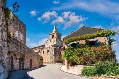 Eski Notre Dame de Vie kilisesiyle birlikte Luberons, Provence, Fransa manzaralı Venasque köyü manzarası. Venasque, Provence, Fransa 'daki güzel kilise ve evler.