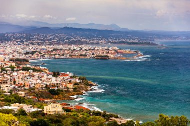 Yunanistan 'ın Girit kentindeki Hanya' nın eski Venedik Limanı 'nda fisihing Boats and Yachts. Hanya, Girit, Yunanistan. Chania, Girit 'in ikinci büyük şehri ve Chania bölgesinin başkentidir..