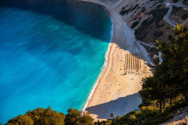 İkonik turkuaz ve safir körfez ve Myrtos, Kefalonia (Cephalonia) adasının hava aracı görüntüsü, İyonya, Yunanistan. Myrtos Sahili, Kefalonia Adası, Yunanistan. Myrtos plajının güzel manzarası.