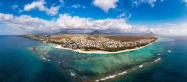 Flic en Flac plajı. Arka planda güzel tepeler var Mauritius. Muhteşem sahil manzaralı Mauritius Adası Flic en Flac, İHA 'dan hava manzaralı. Flic en Flac Plajı, Mauritius Adası.