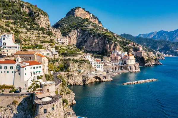Atrani 'nin Amalfi Sahili' ndeki ünlü sahil köyünün hava manzarası. İtalya 'nın Campania bölgesindeki Salerno ilinin Amalfi kıyısındaki küçük Atrani kasabası. Amalfi kıyısındaki Atrani kasabası, İtalya.