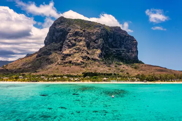 Mauriutius 'taki Le Morne Brabant' ın hava manzarası. Le Morne dağı ve Mauritius 'taki lüks plajlı tropik kristal okyanus. Palmiye ağaçları, beyaz kumlar ve lüks tatil beldeleri olan Le Morne plajı, Mauritius..