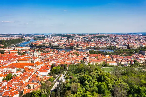 Yazın güneşli bir günde canlı çatıların olduğu Prag manzarası. Prag 'ın havadan görünüşü, Charles Köprüsü Prag, Çek Cumhuriyeti' ndeki Vltava nehri üzerinde. Prag 'ın Eski Kenti, Çek Cumhuriyeti.