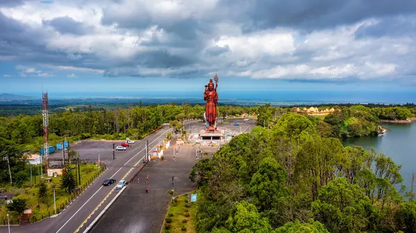 Shiva Heykeli, 33 metre boyunda Hindu tanrısı, Ganga Talao 'nun girişinde duruyor - Büyük Bassin Gölü Mauritius' taki en kutsal Hindu mekanı. Hindu tanrısı Shiva, yukarıdan görüldü, Mauritius.
