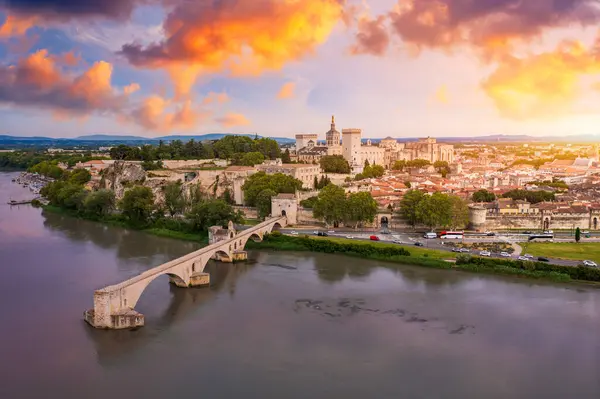 Avignon 'un ünlü köprüsü Saint-Benezet' in güzel manzarası, Avignon, Fransa 'daki Rhone Nehri boyunca ortaçağ mimarisi. Güney Fransa, Avignon 'daki Pont Saint Benezet ve Papalık Sarayı.