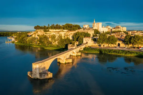 Avignon 'un ünlü köprüsü Saint-Benezet' in güzel manzarası, Avignon, Fransa 'daki Rhone Nehri boyunca ortaçağ mimarisi. Güney Fransa, Avignon 'daki Pont Saint Benezet ve Papalık Sarayı.