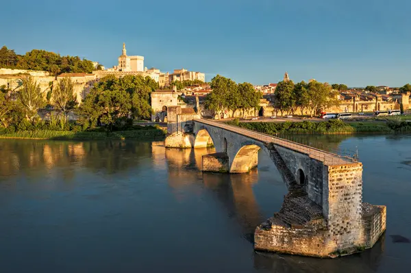 Avignon 'un ünlü köprüsü Saint-Benezet' in güzel manzarası, Avignon, Fransa 'daki Rhone Nehri boyunca ortaçağ mimarisi. Güney Fransa, Avignon 'daki Pont Saint Benezet ve Papalık Sarayı.